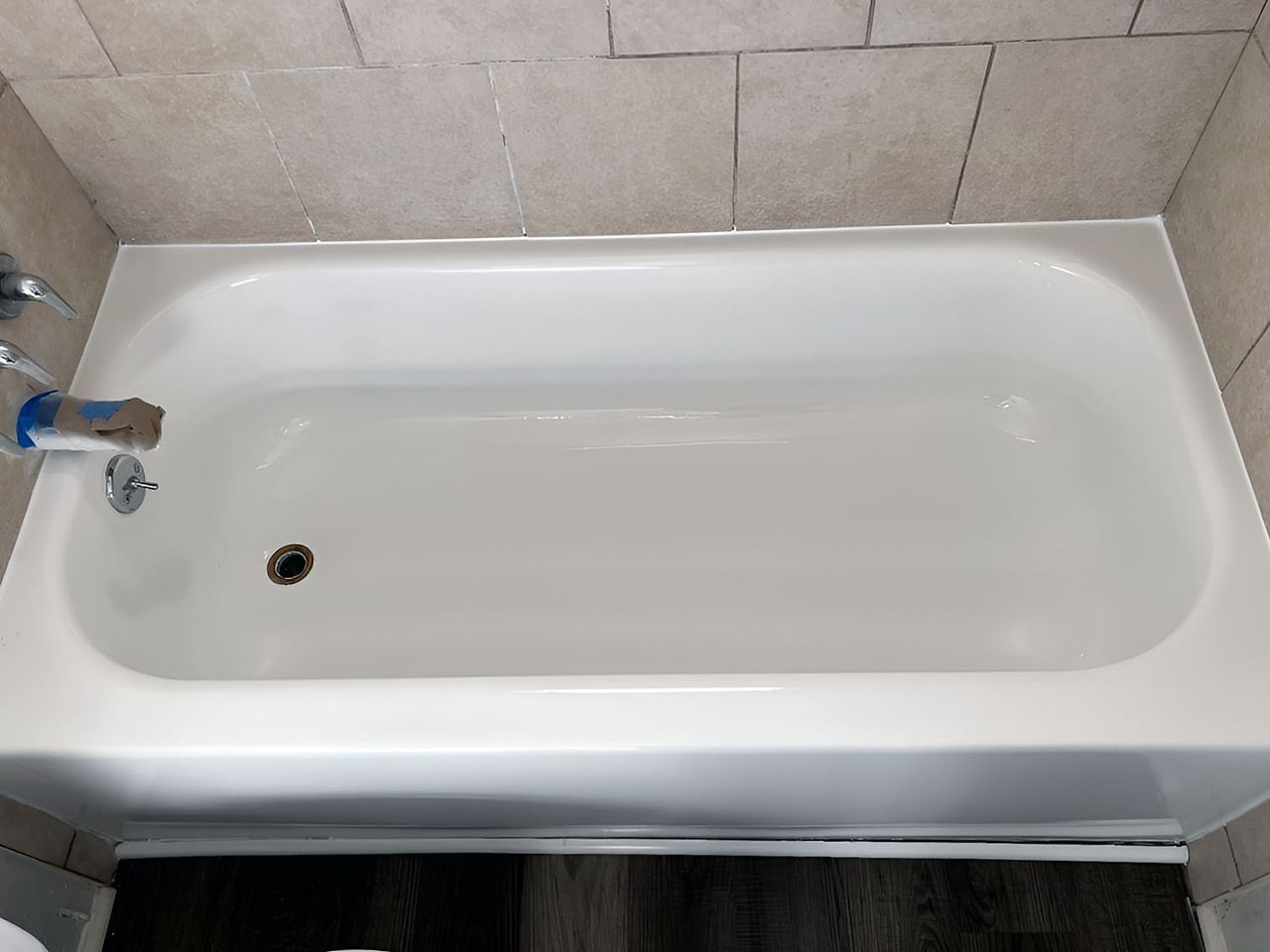 Gleaming white restored bathtub after professional refinishing by Fresh Tub Los Angeles
