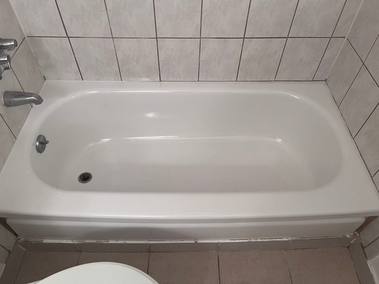 Stunning reglazed bathtub with glossy white finish and modern appearance after professional refinishing