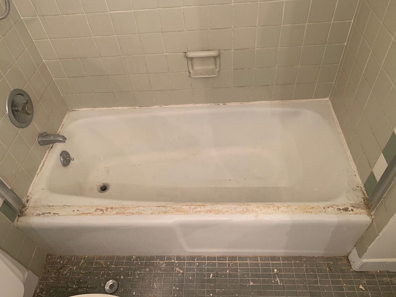 Worn out bathtub with damaged finish before restoration in LA
