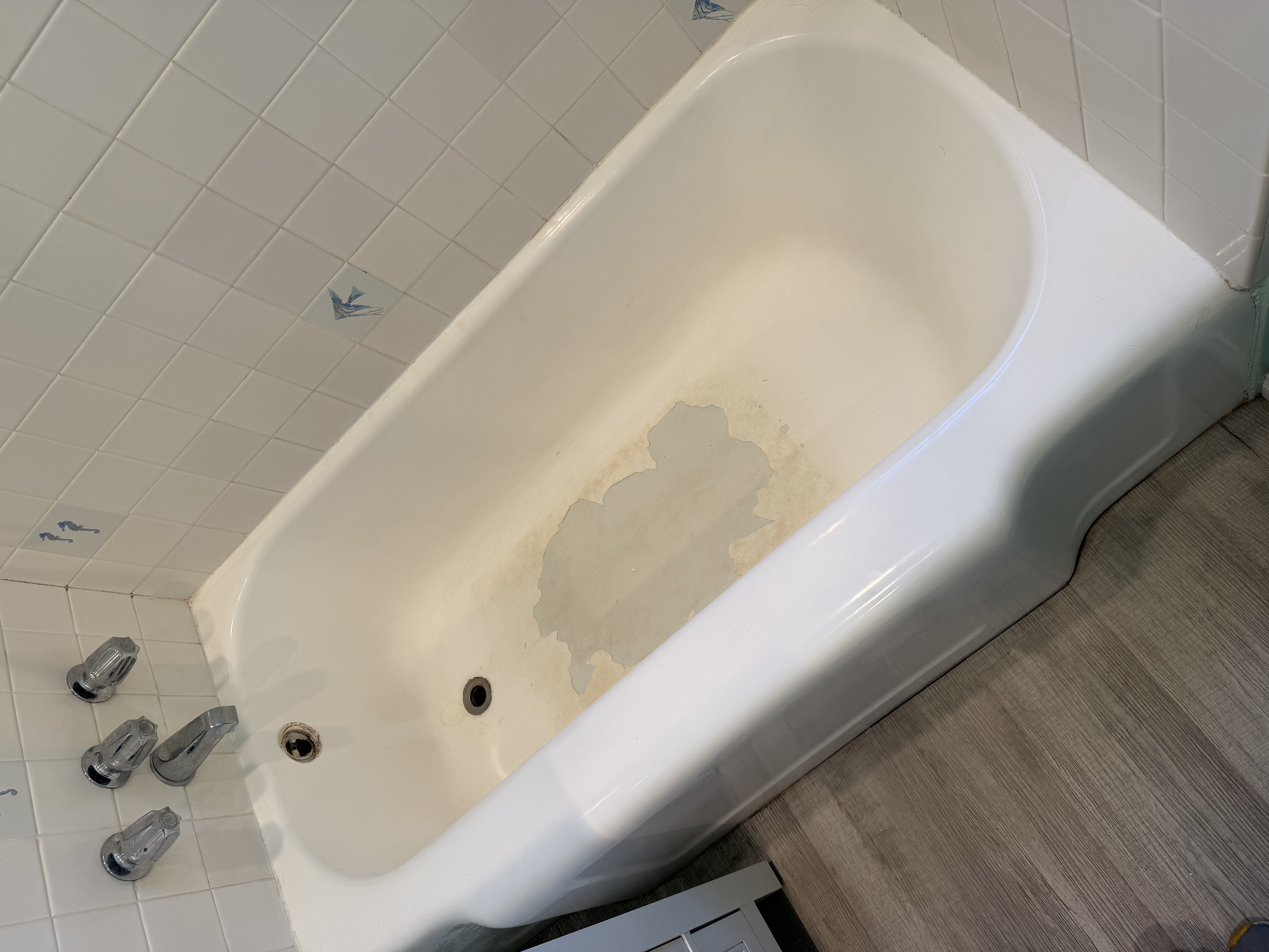 Peeling coating on the bottom of the bathtub