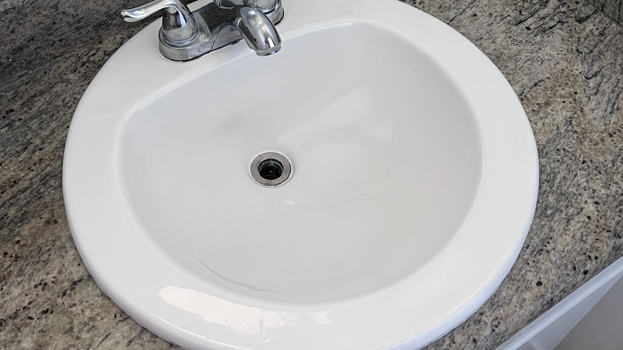 Pristine gleaming white bathroom sink after professional refinishing by Fresh Tub in Los Angeles