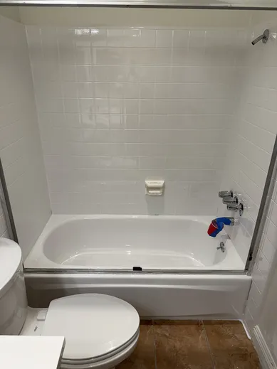 Seamless white tub and tile surround after combined reglazing service